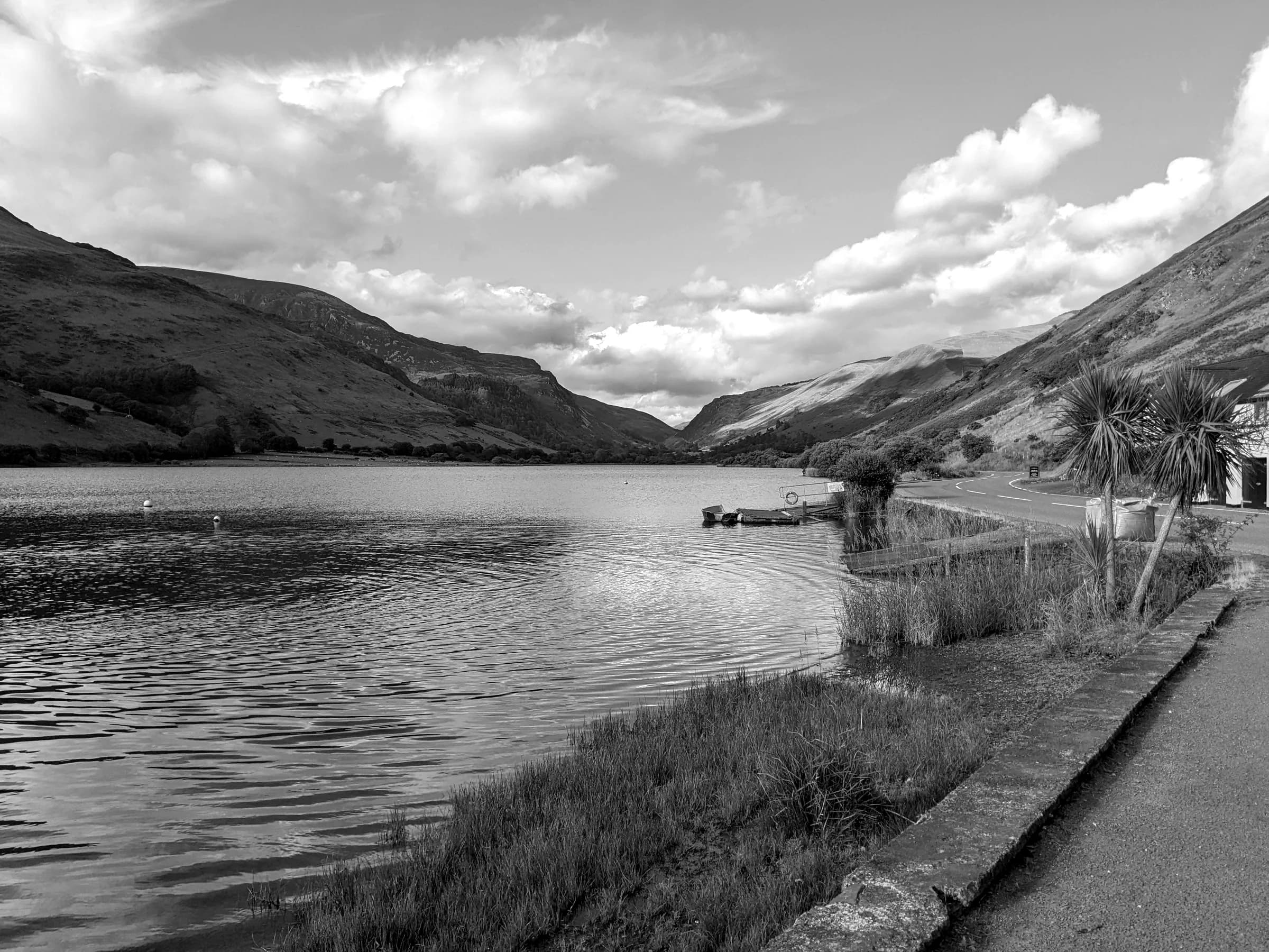 Tal-y-llyn lake beneath the mountains
